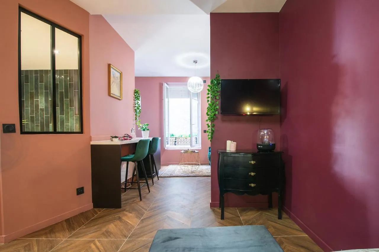 Suite Jacuzzi, Chic Romantique Climatise A 50 M Du Metro Villeurbanne 0*,  Frankrike